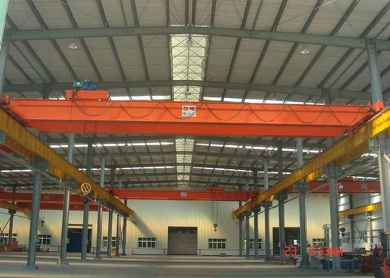 Oficina industrial usando guindaste aéreo de viga dupla QD35T com carrinho