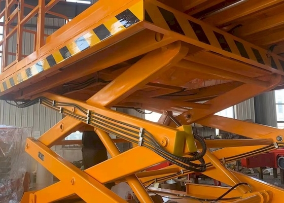 O diesel da plataforma 680kg do OEM 3.98mx1.83m Scissor o elevador para a terra desigual