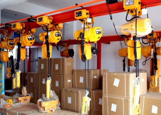 Baixas gruas industriais resistentes médias do transporte de materiais da grua de corrente IP55 da altura livre