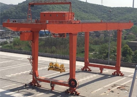O trilho de borracha do pneumático de RMG montou o guindaste do transporte de materiais do guindaste de pórtico 40T do recipiente