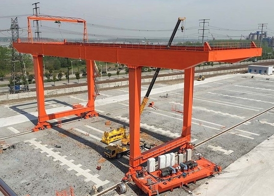 O trilho de borracha do pneumático de RMG montou o guindaste do transporte de materiais do guindaste de pórtico 40T do recipiente