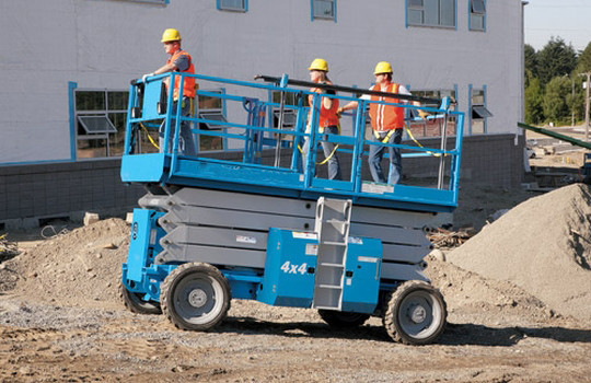 Da plataforma industrial do levantamento hidráulico de GTZN o terreno áspero Scissor o elevador com guigas