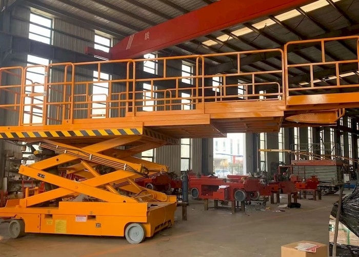 O diesel da plataforma 680kg do OEM 3.98mx1.83m Scissor o elevador para a terra desigual