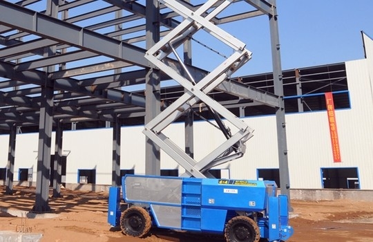 O terreno áspero industrial Scissor a máquina da plataforma dos elevadores com controle positivo da tração