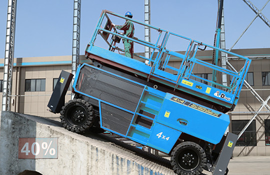 O terreno áspero industrial Scissor a máquina da plataforma dos elevadores com controle positivo da tração