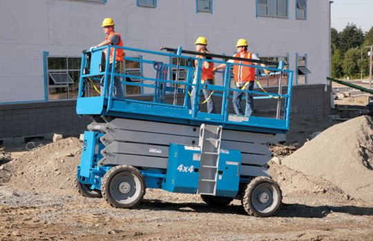 O terreno áspero industrial Scissor a máquina da plataforma dos elevadores com controle positivo da tração